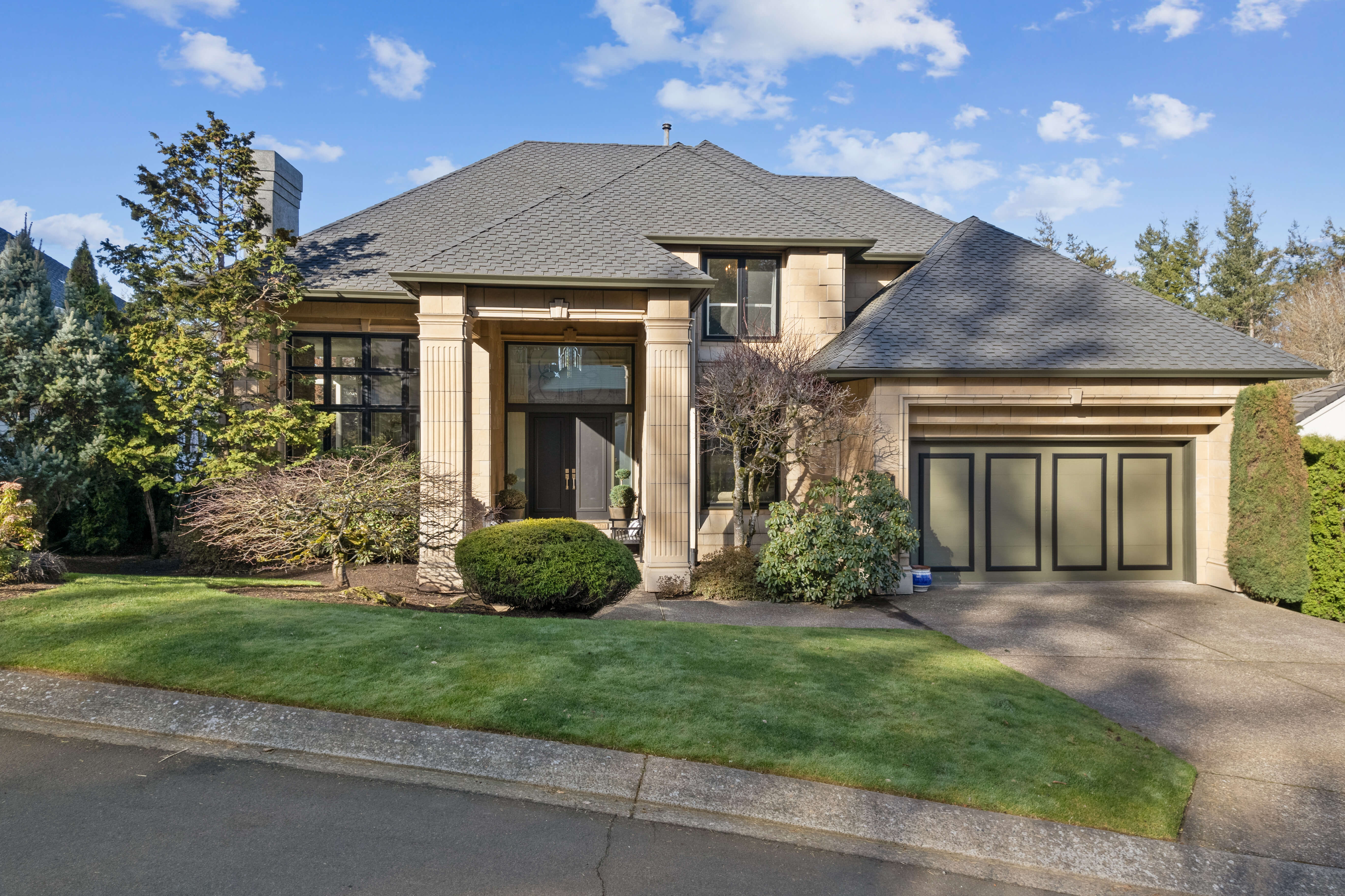 813 SW Regency Pl in Portland