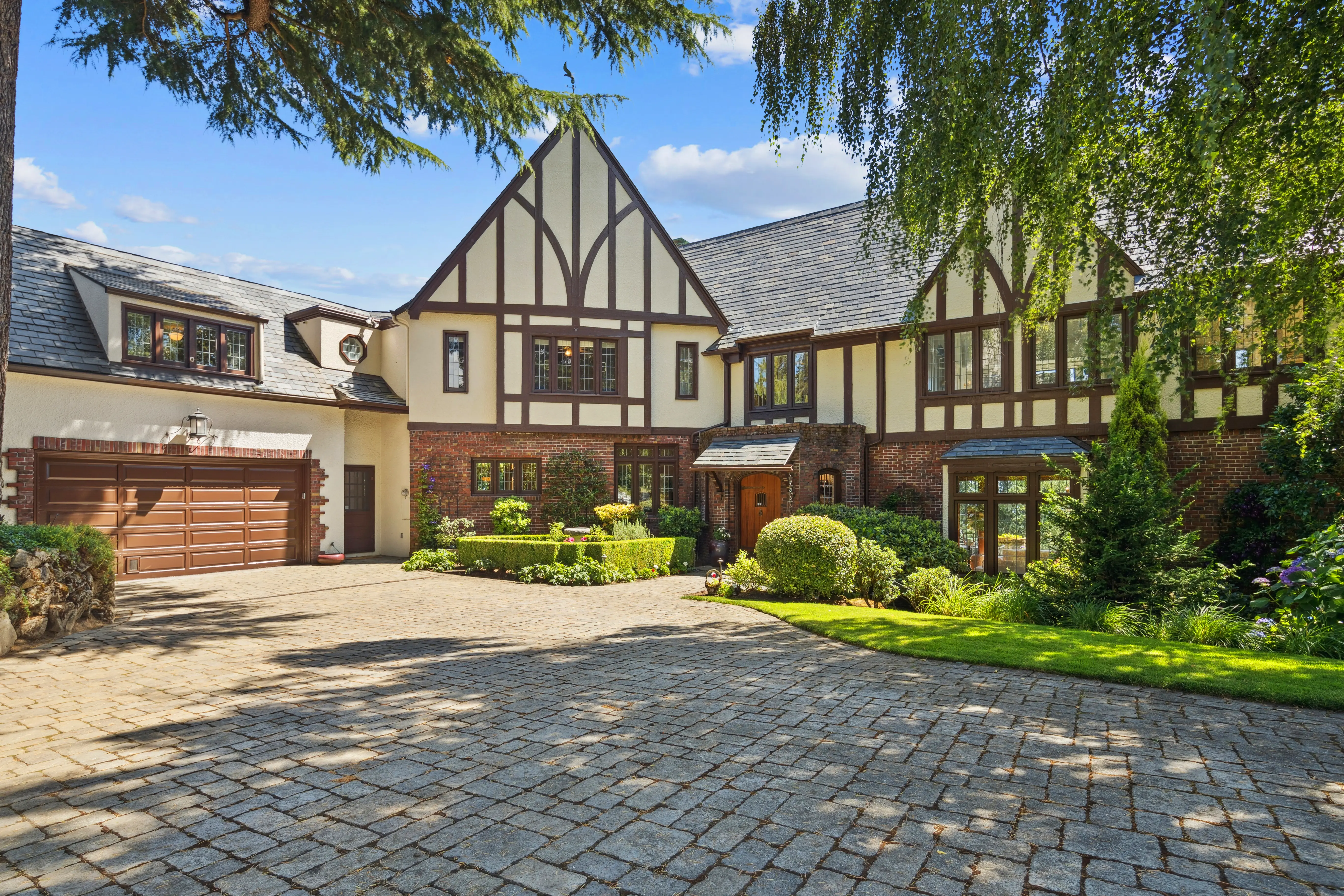 5570 SW Menefee Dr in Portland